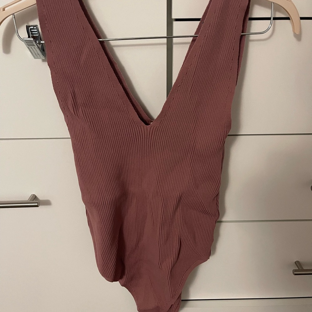 Wishlist Ribbed Mauve Deep V‎ Bodysuit size Medium NWT